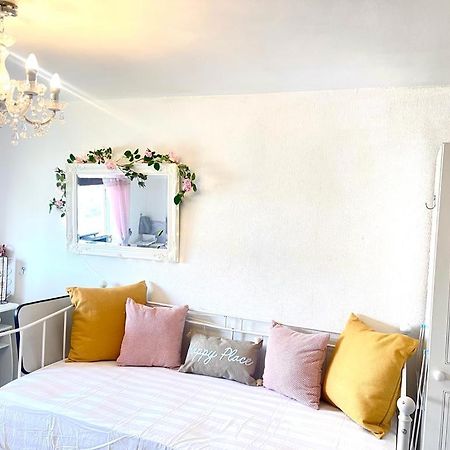 Happy Place With Kitchenette- Female Only London Exterior photo
